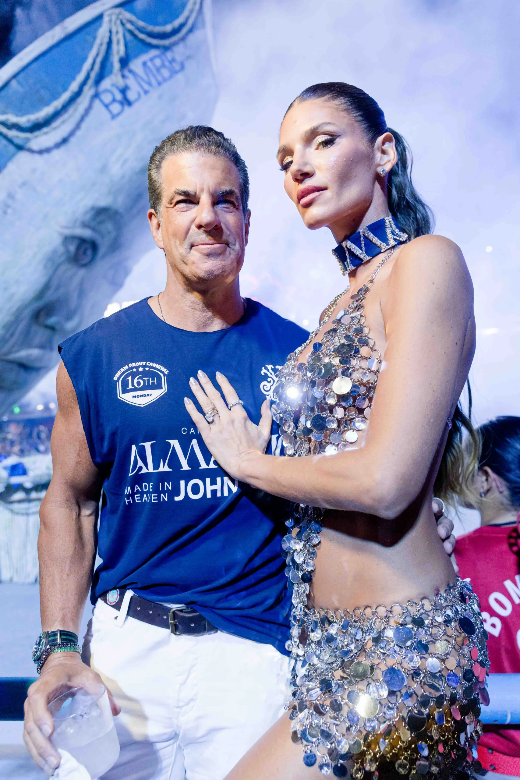 Matt Smith curte Sapucaí ao lado de Sophie Charlotte no Alma Rio 5 Matt Smith curte Sapucaí ao lado de Sophie Charlotte no Alma Rio