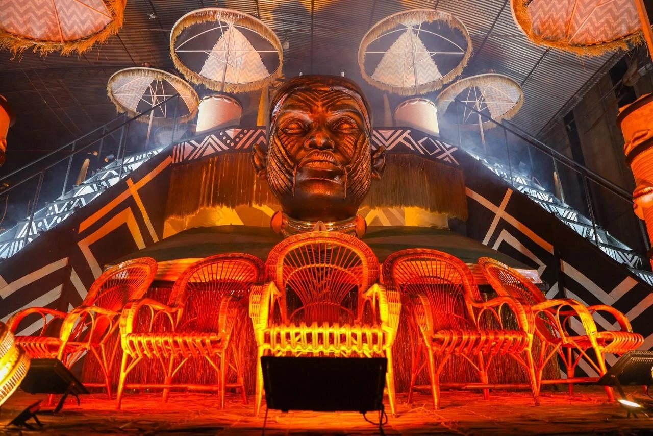 Carro do Império Serrano transforma casa preta em Academia