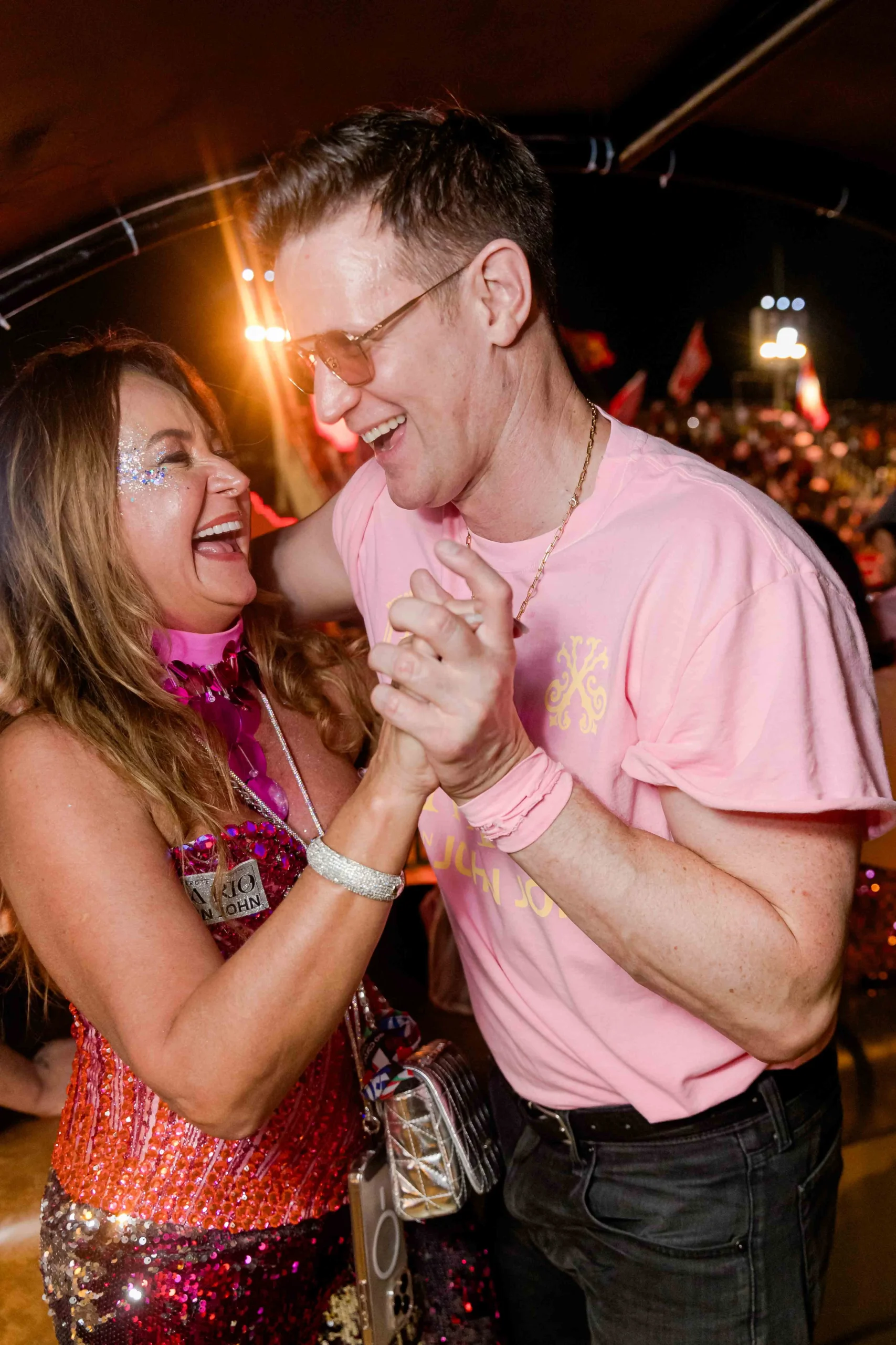 Matt Smith curte Carnaval do Rio em camarote da Sapucaí