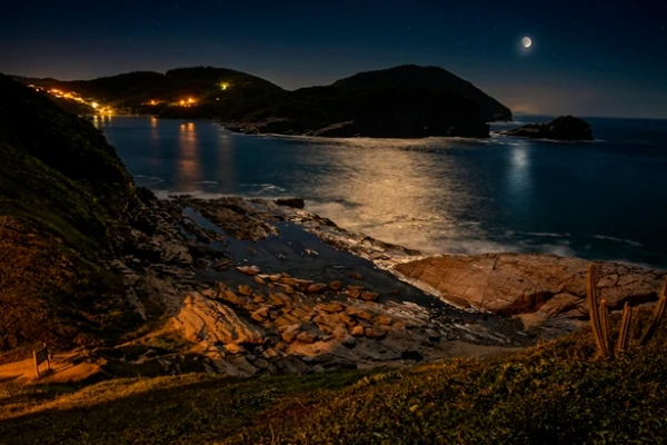 Búzios aposta no turismo sob a lua cheia