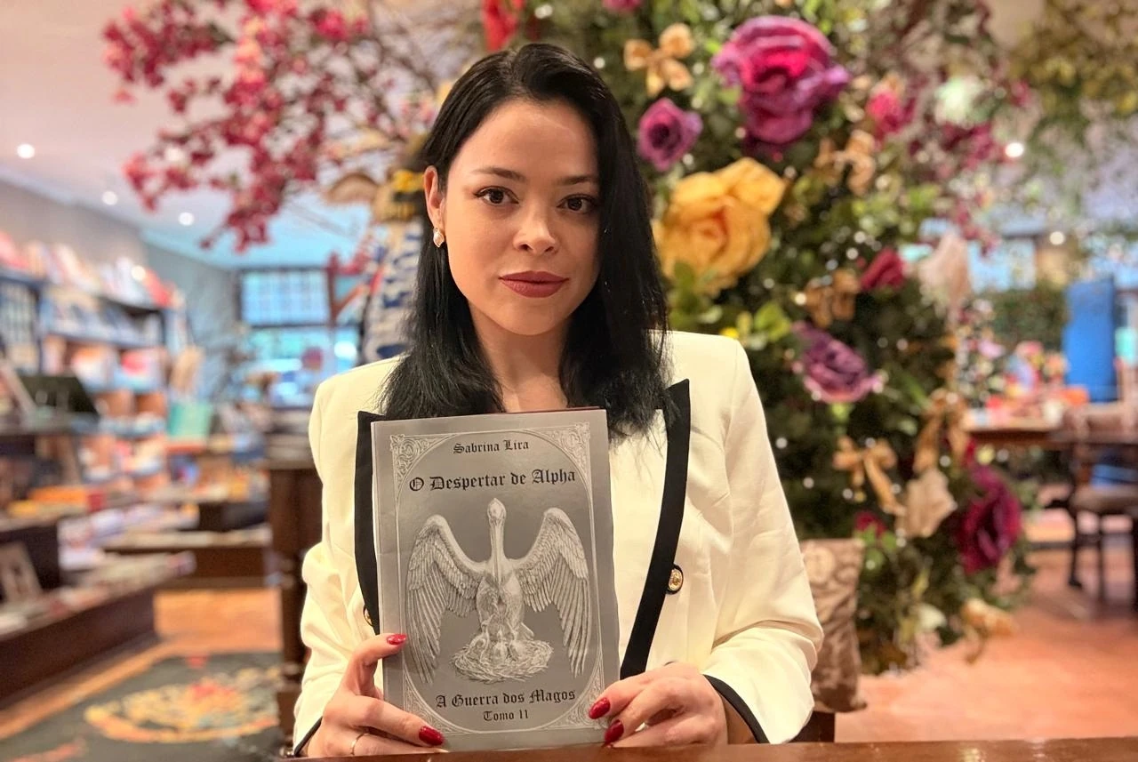 Sabrina Lira lança novo capítulo da saga 