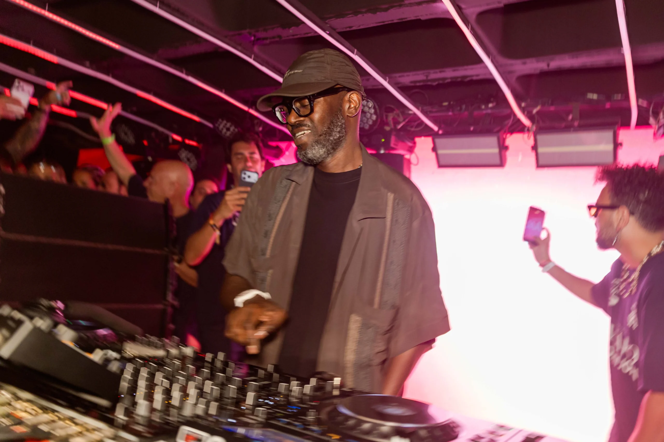 Matt Smith curte Sapucaí ao lado de Sophie Charlotte no Alma Rio 1 Matt Smith curte Sapucaí ao lado de Sophie Charlotte no Alma Rio