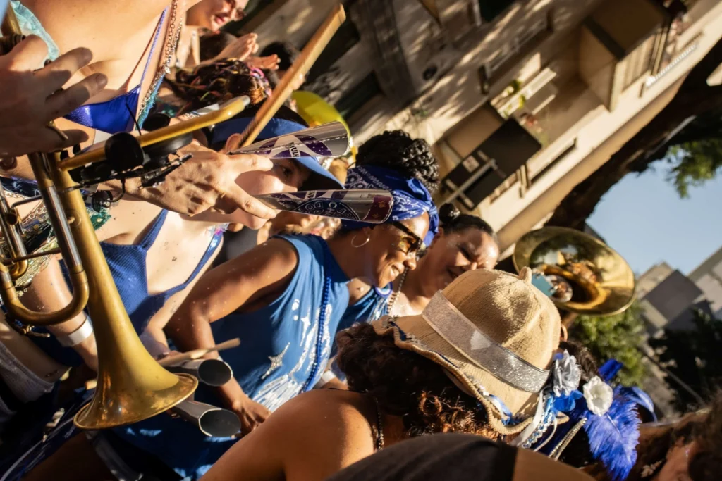 Charanga do França draws 43,000 and redefines São Paulo’s street carnival