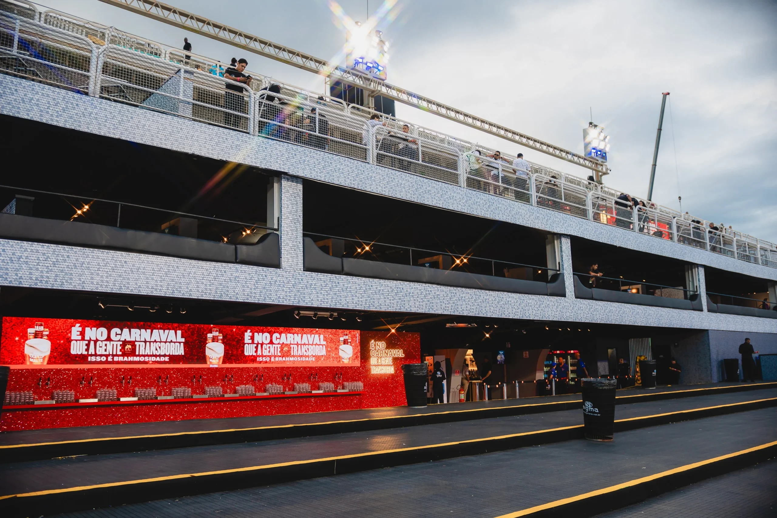 Sabrina Sato
e
leva
p
atrocínios do Camarote Nº1