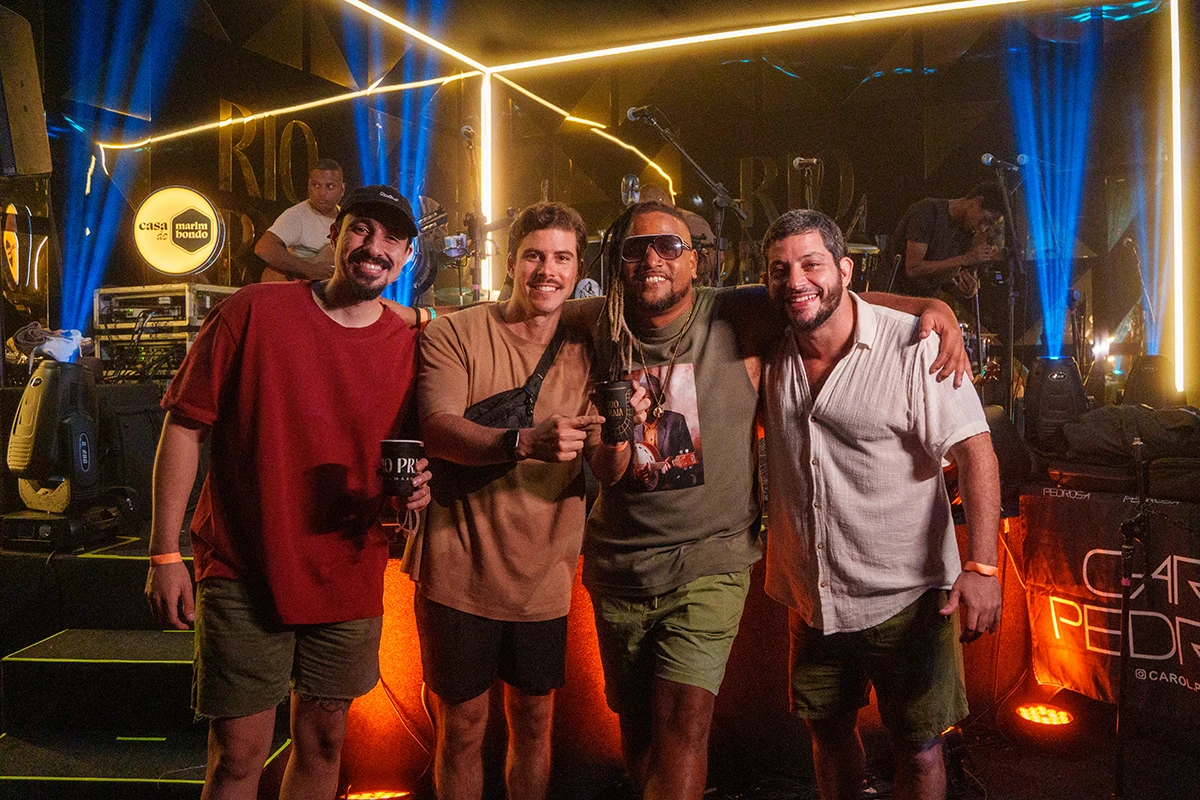 Pixote faz público cantar em coro no Camarote Rio Praia