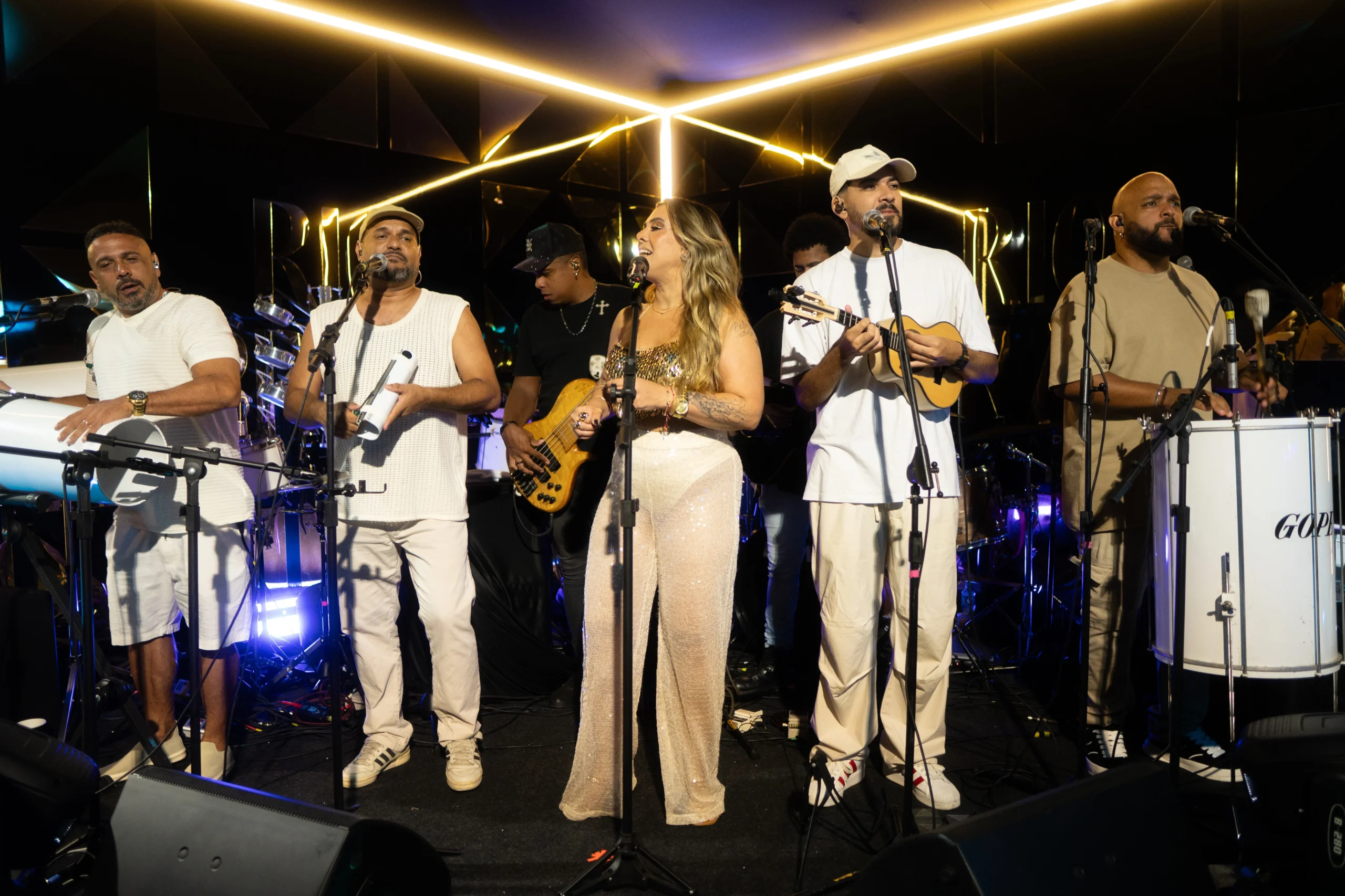 Xande de Pilares transforma Sapucaí em roda de samba épica