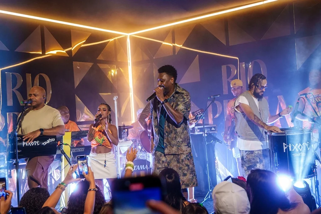 Pixote faz público cantar em coro no Camarote Rio Praia