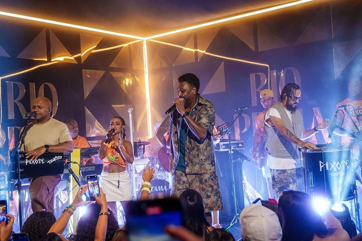 Pixote faz público cantar em coro no Camarote Rio Praia