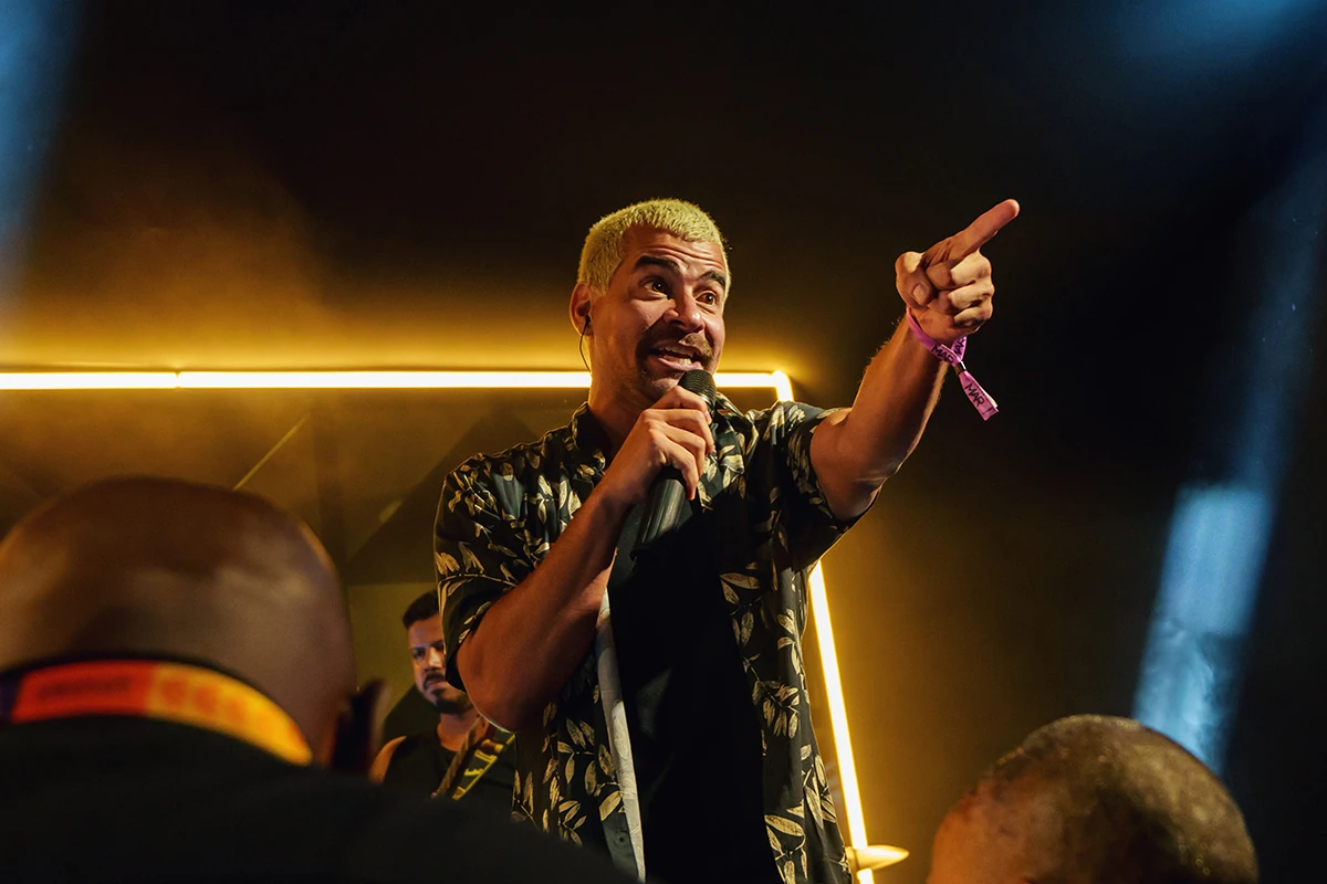 Thiago Martins agita Camarote Rio Praia na Sapucaí