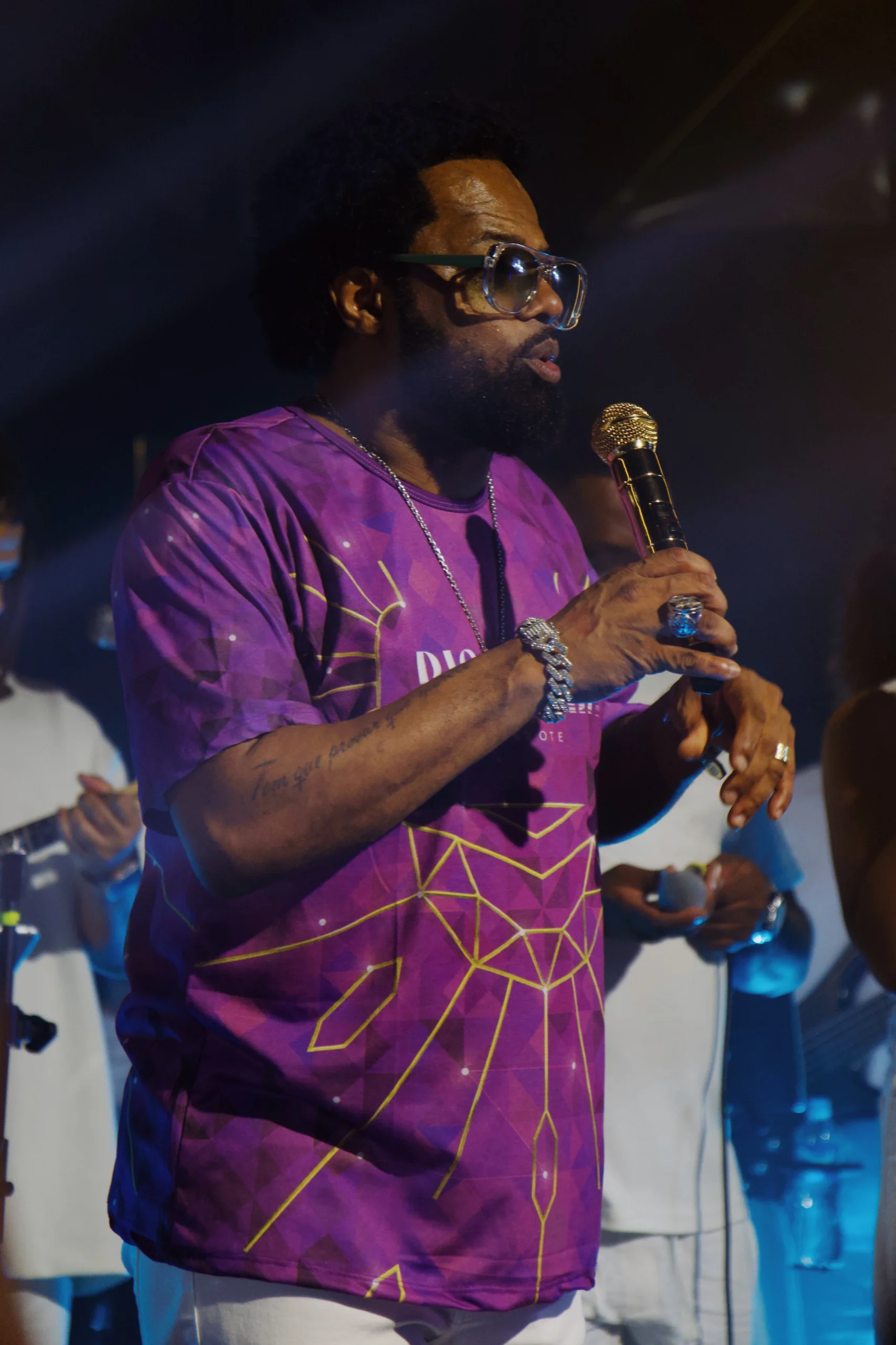 Xande de Pilares transforma Sapucaí em roda de samba épica