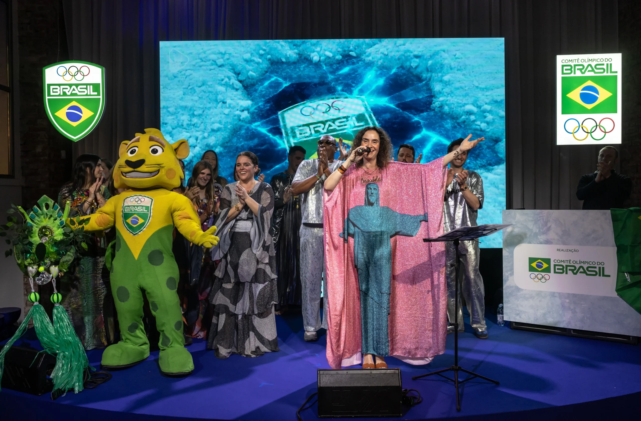 Desfile carioca aquece a Casa Brasil nos Jogos de Inverno