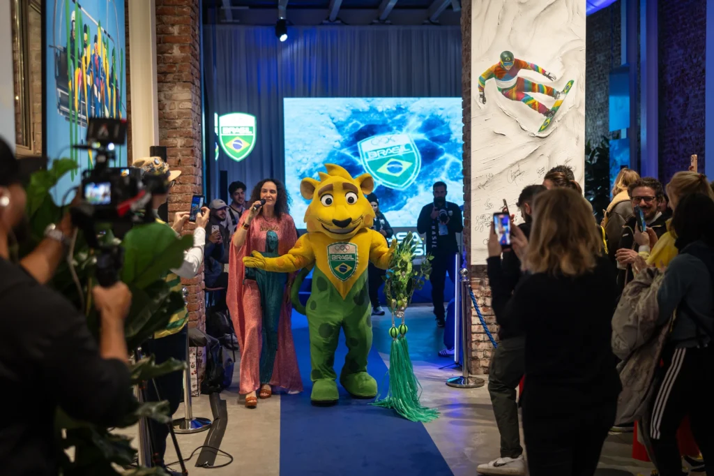 Desfile carioca aquece a Casa Brasil nos Jogos de Inverno
