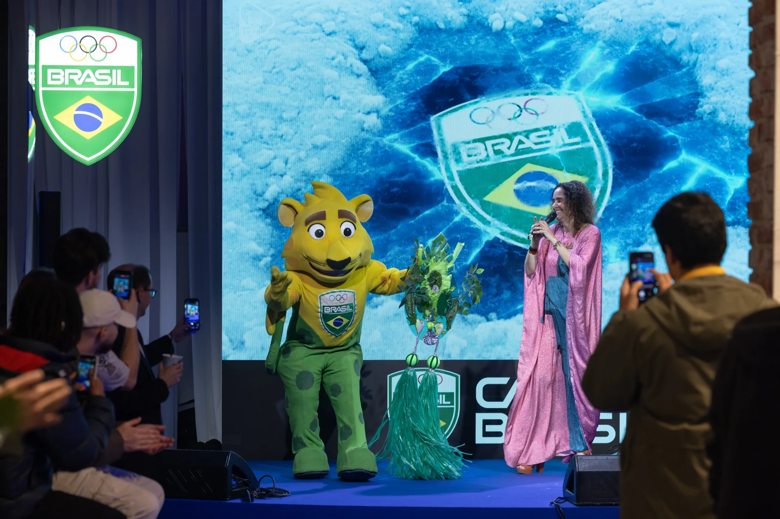 Desfile carioca aquece a Casa Brasil nos Jogos de Inverno