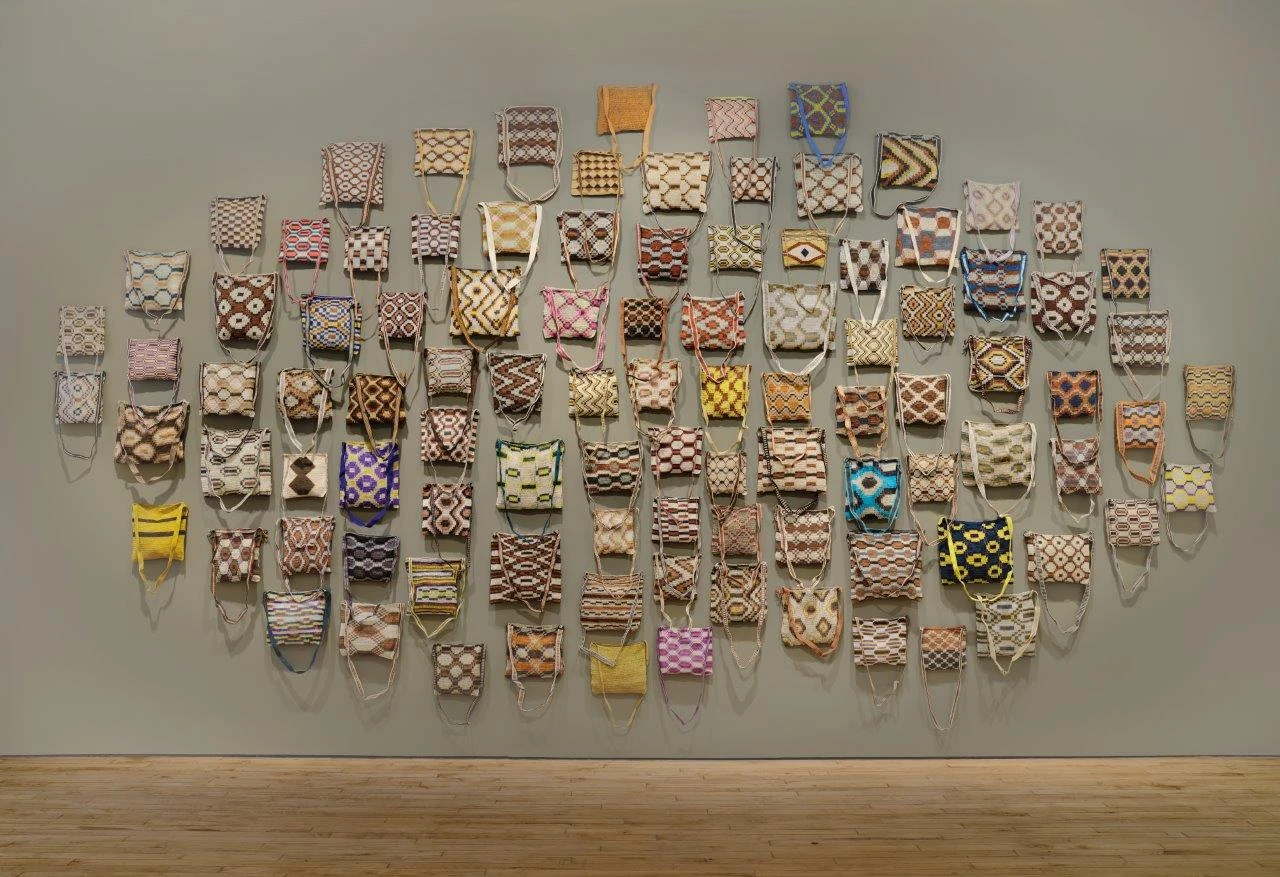 Cem mulheres wichís tecem resistência no MASP