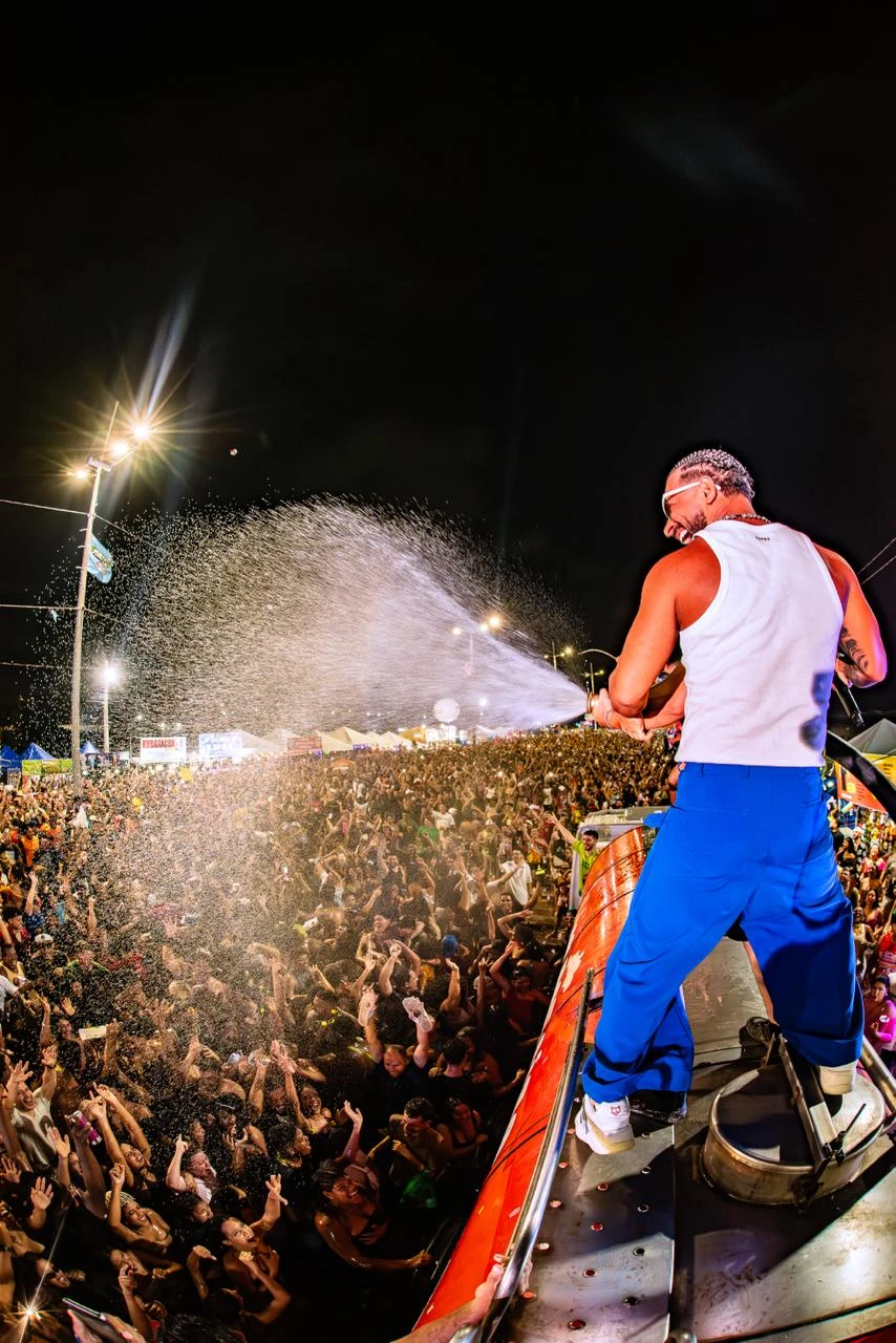 DENNIS transforma o Carnaval de São Luís em uma pista de dança