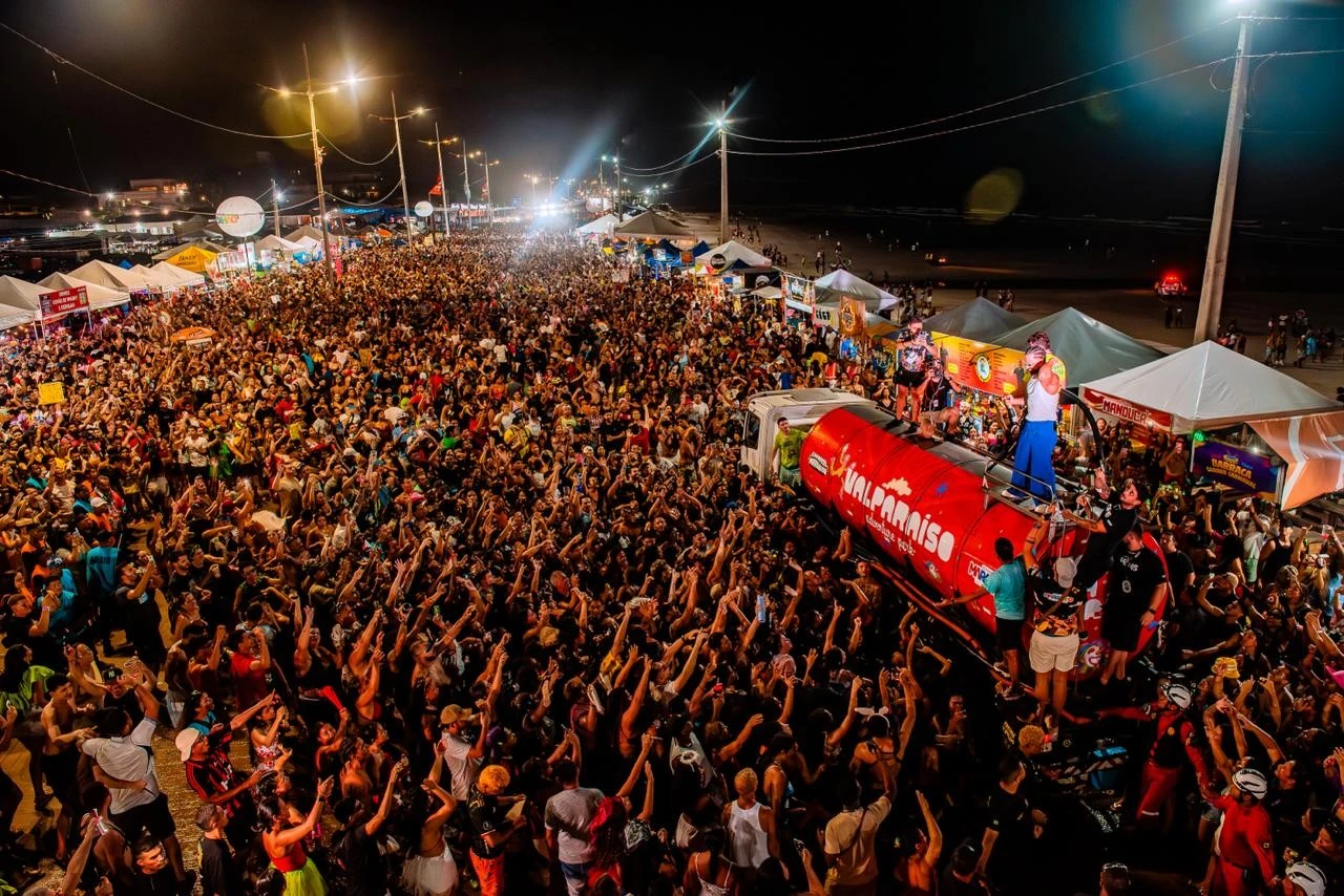 DENNIS transforma o Carnaval de São Luís em uma pista de dança