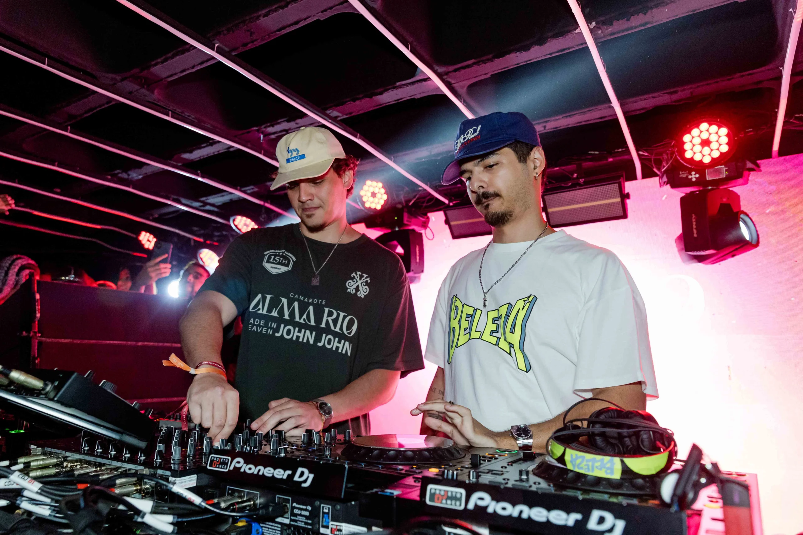 Matt Smith curte Sapucaí ao lado de Sophie Charlotte no Alma Rio 10 Matt Smith curte Sapucaí ao lado de Sophie Charlotte no Alma Rio