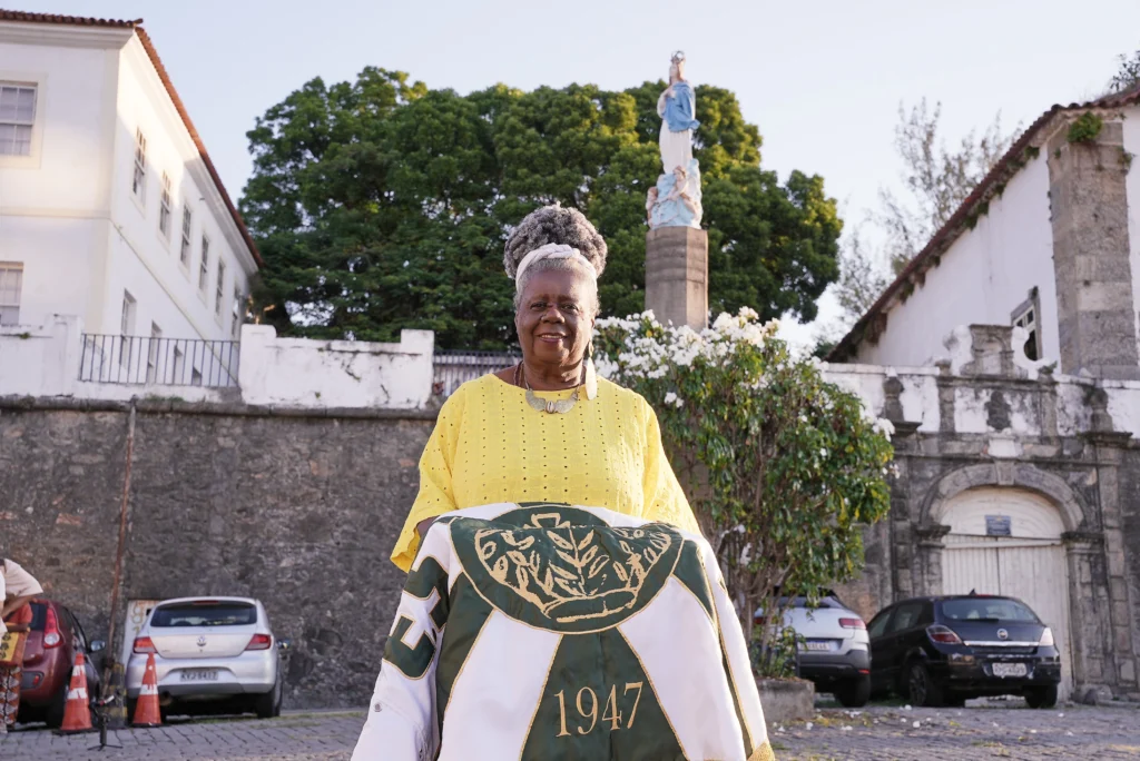 Conceição Evaristo autografa livros no Império Serrano