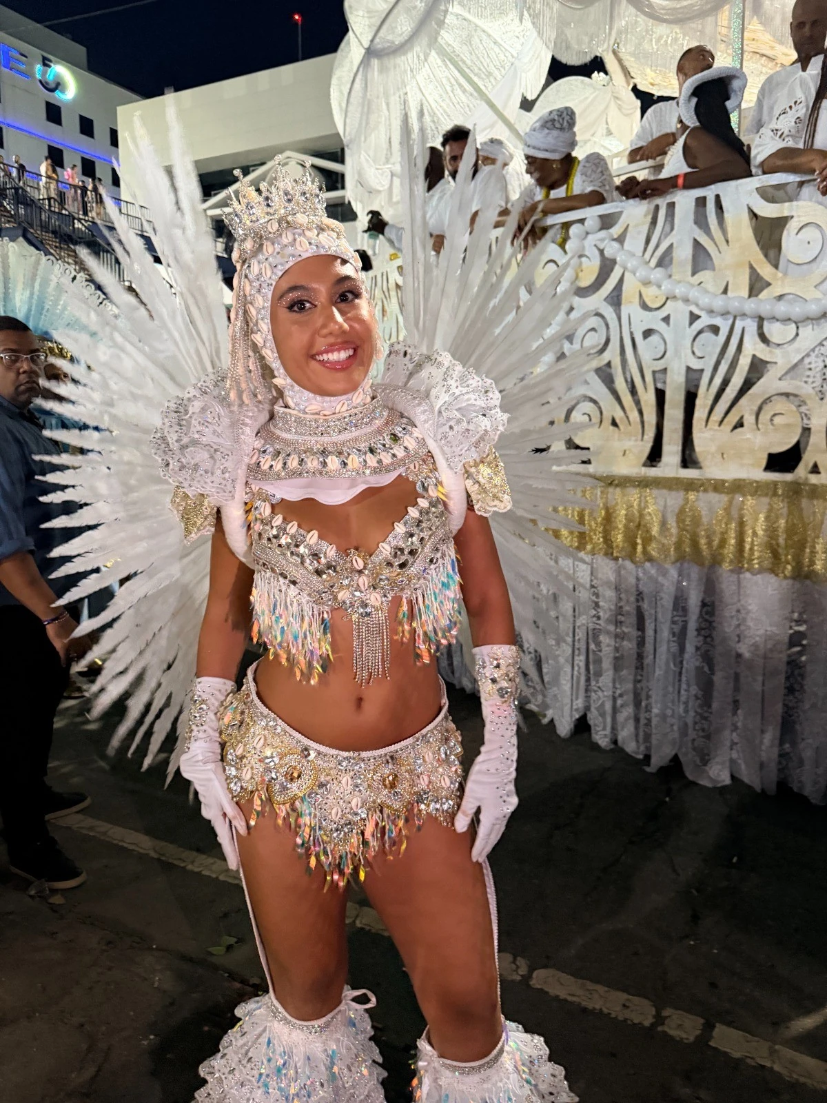 Bailarina celebra 18 anos em cima de alegoria da Portela