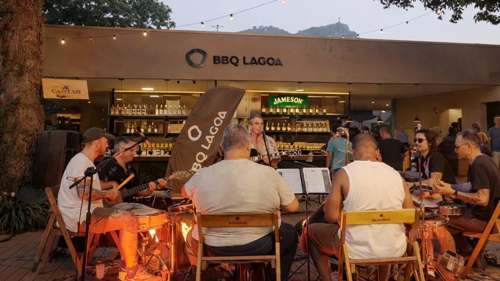 Fróes transforma ressaca de Carnaval em festa à beira da Lagoa