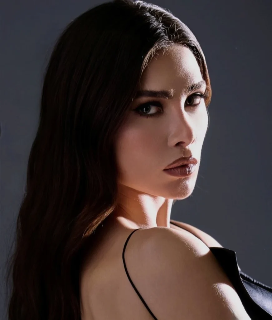 Flávia Pavanelli volta ao YouTube com reality de automaquiagem