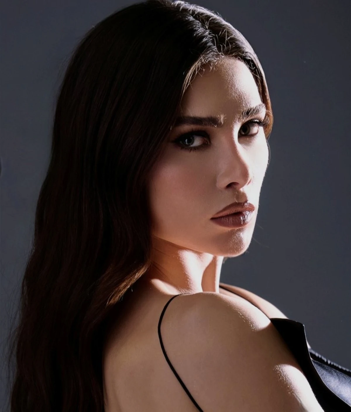 Flávia Pavanelli volta ao YouTube com reality de automaquiagem