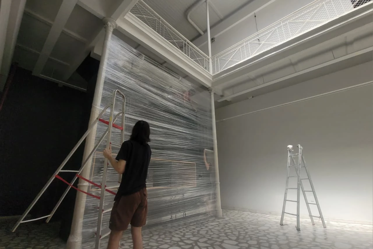 Lucas Flygare instala 'teatro silencioso' no MESC