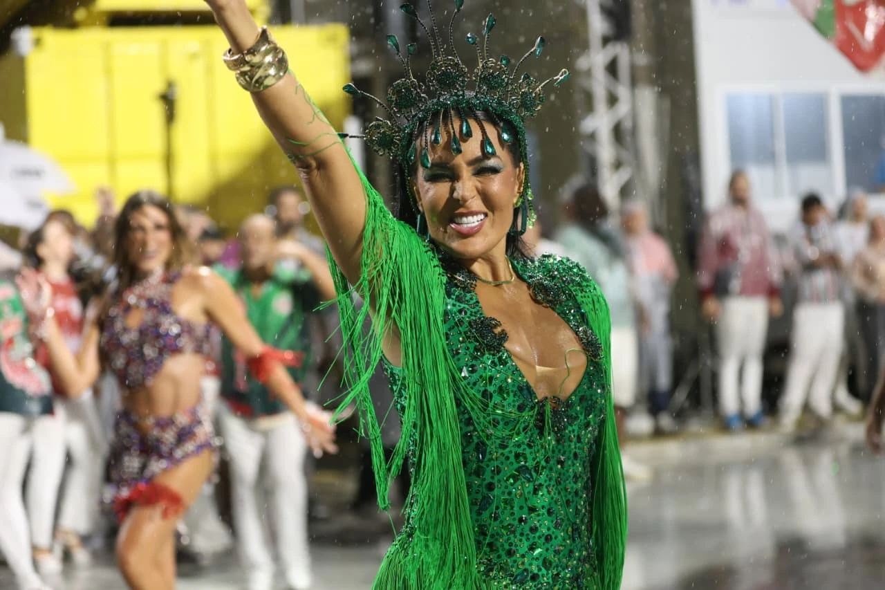 Sob chuva, Gardênia Cavalcanti emociona em ensaio da Grande Rio 2 Sob chuva, Gardênia Cavalcanti emociona em ensaio da Grande Rio