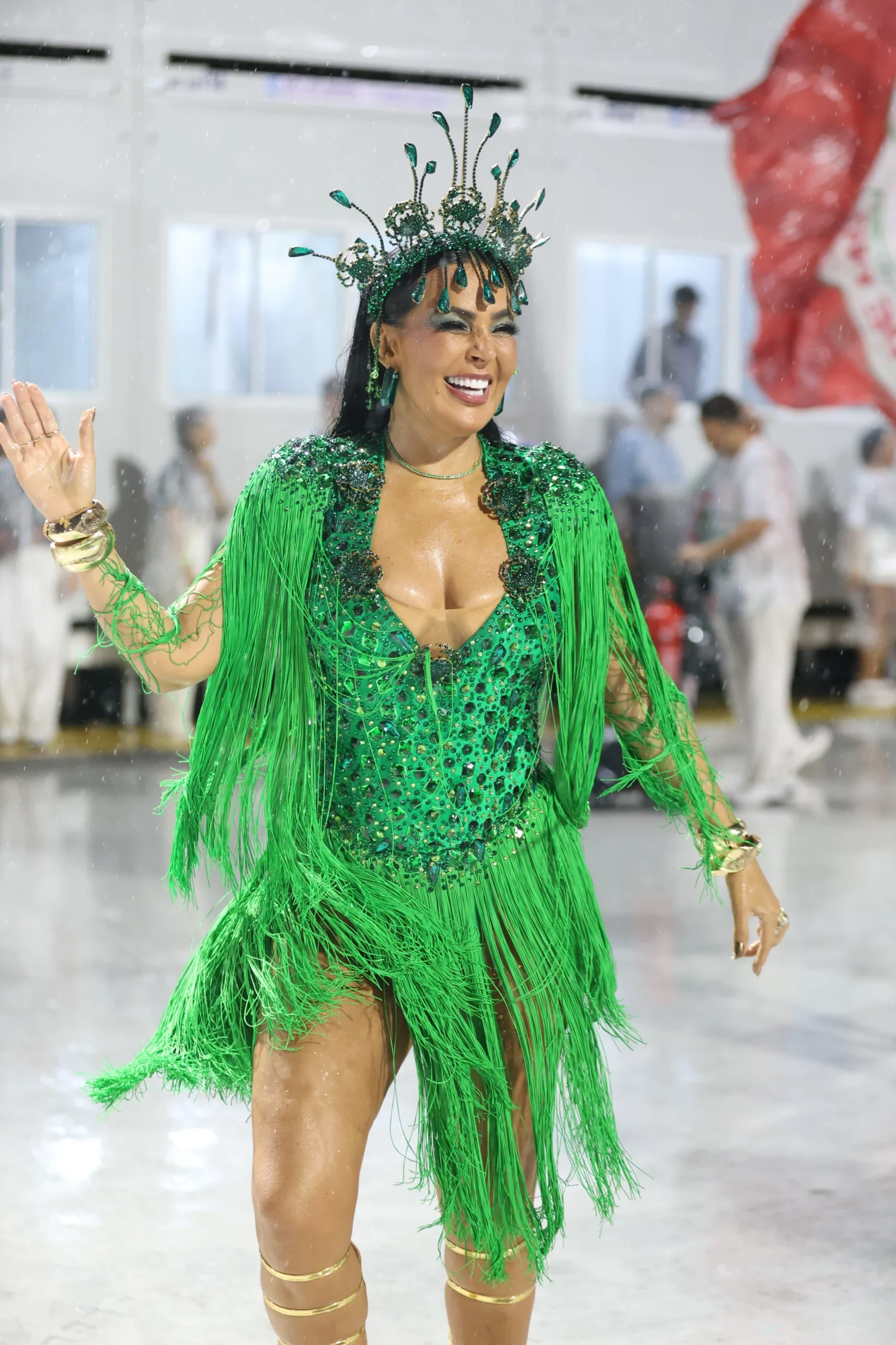 Sob chuva, Gardênia Cavalcanti emociona em ensaio da Grande Rio 4 Sob chuva, Gardênia Cavalcanti emociona em ensaio da Grande Rio