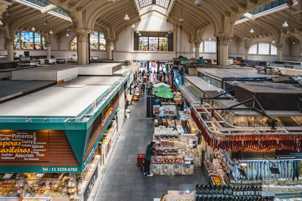 Unidos de Vila Maria desfila no Mercadão em ressaca de Carnaval
