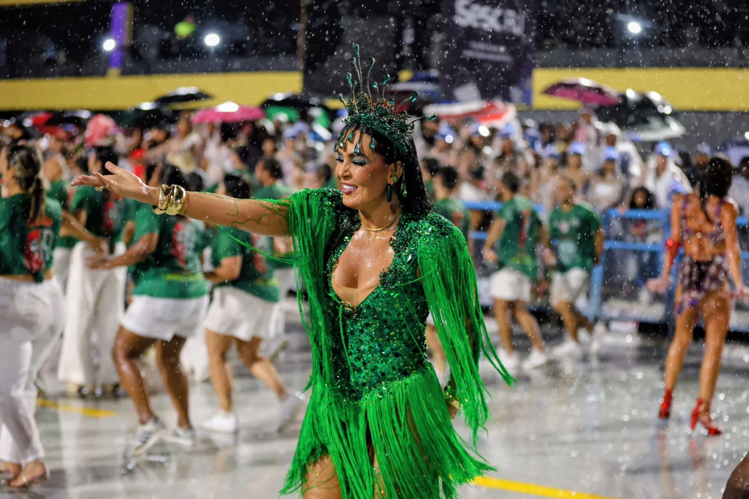 Sob chuva, Gardênia Cavalcanti emociona em ensaio da Grande Rio 1 Sob chuva, Gardênia Cavalcanti emociona em ensaio da Grande Rio