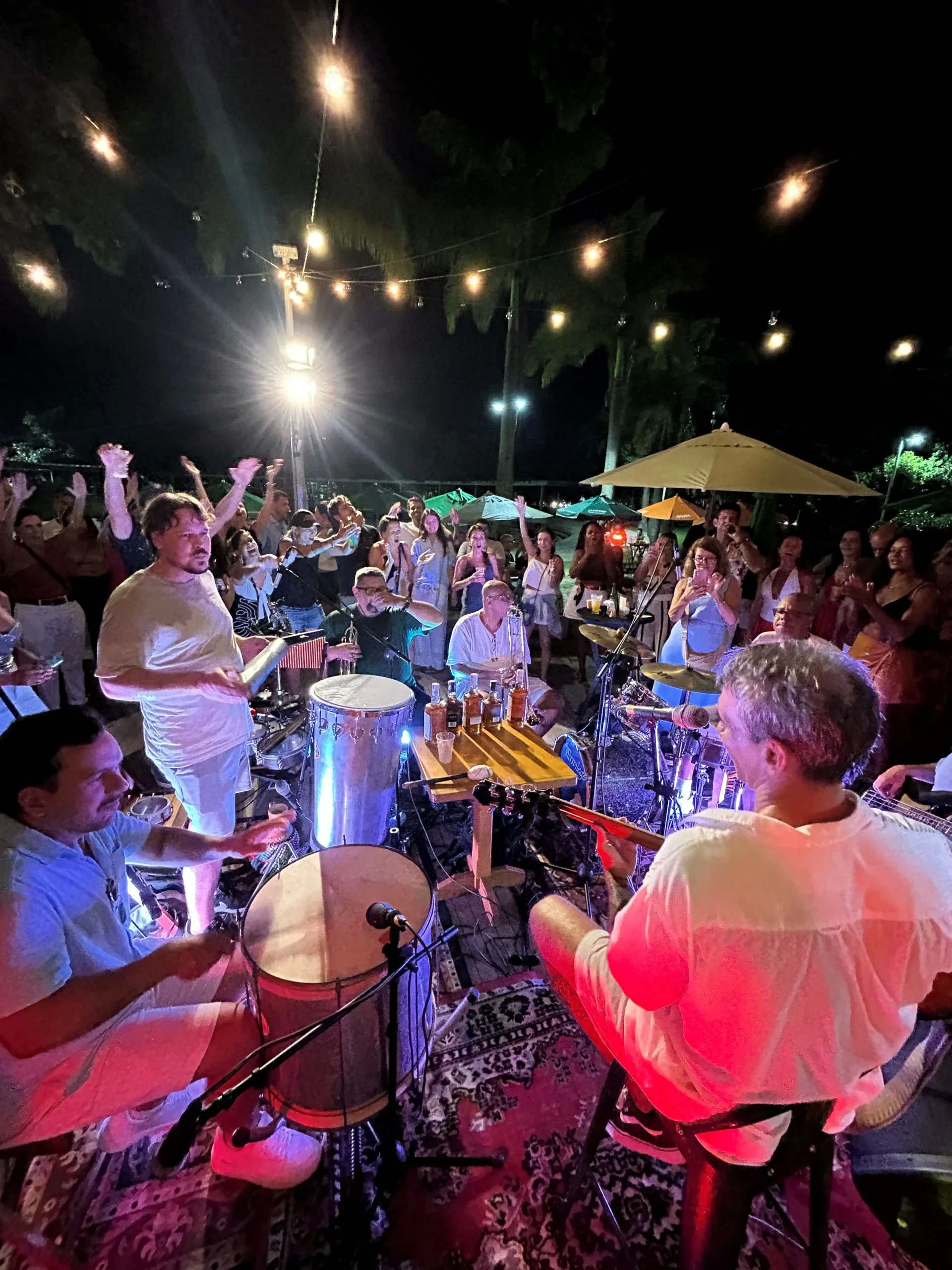 Fróes transforma ressaca de Carnaval em festa à beira da Lagoa