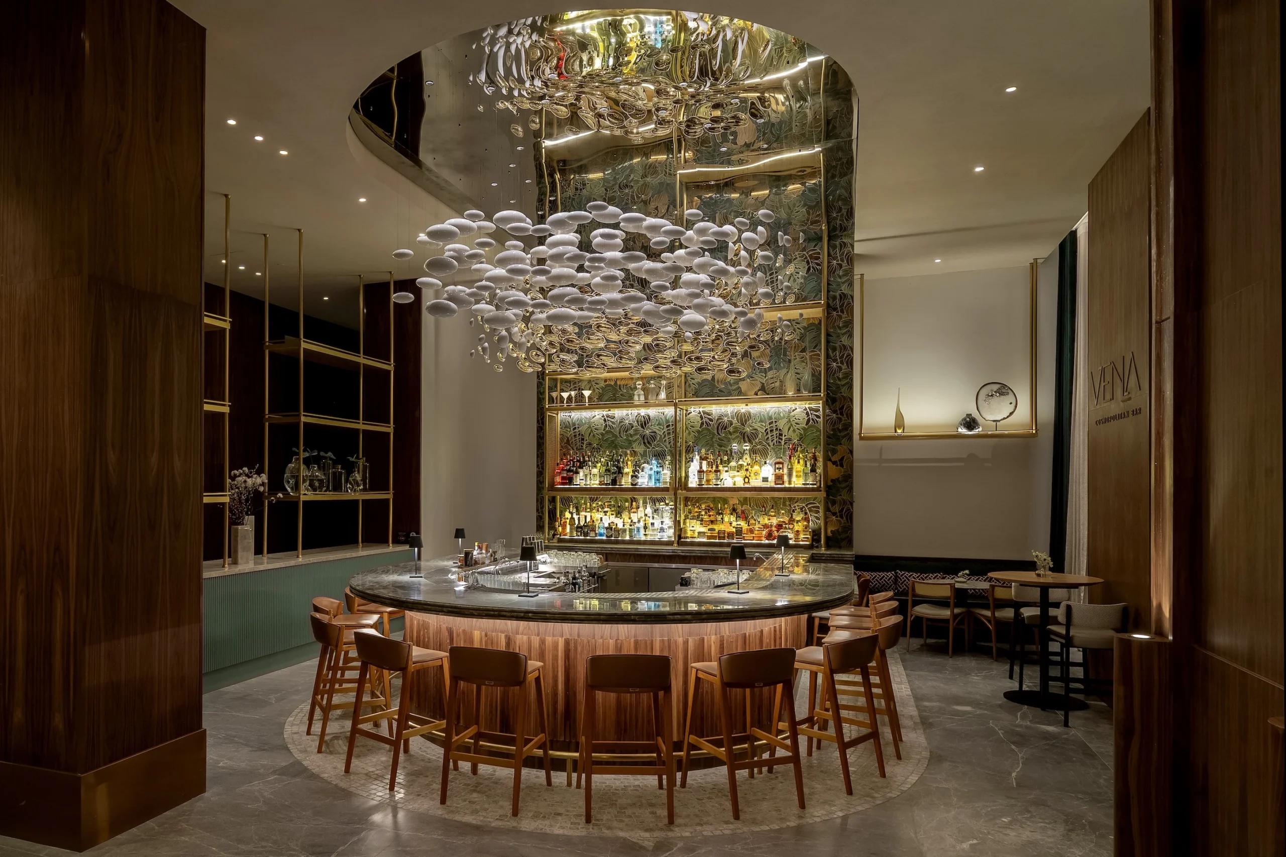 Nina Bastos cria drinques top no Vena Bar