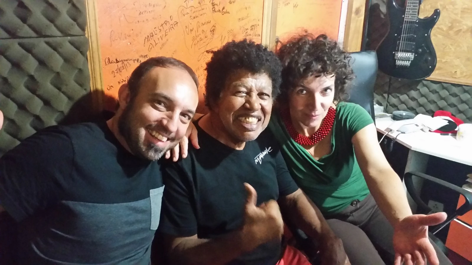 Simone Sou celebra Robertinho Silva em noite percussiva na Gamboa