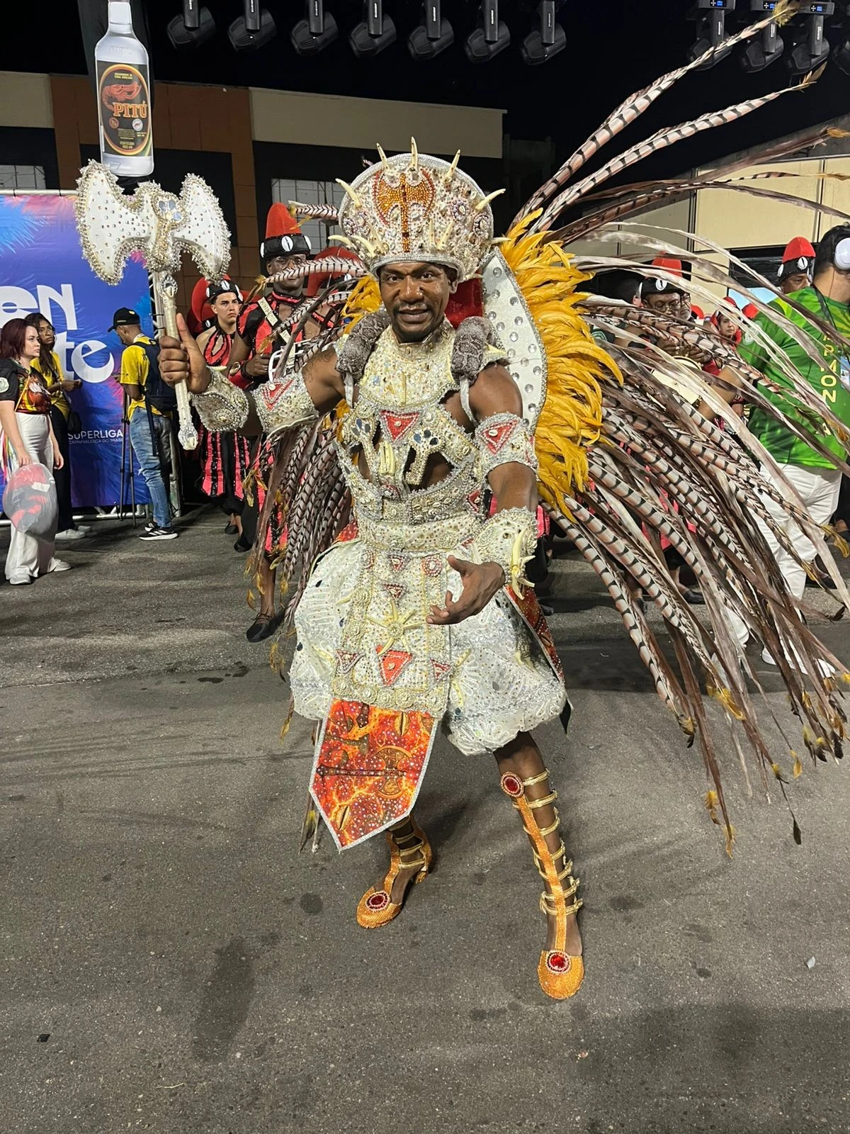Igor Almeida estreia como rei de bateria e emociona União de Jacarepaguá