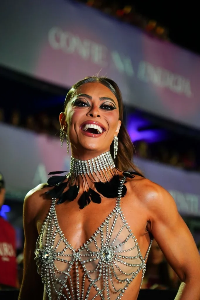Juliana Paes rouba a cena no novo Camarote Aura antes de desfilar