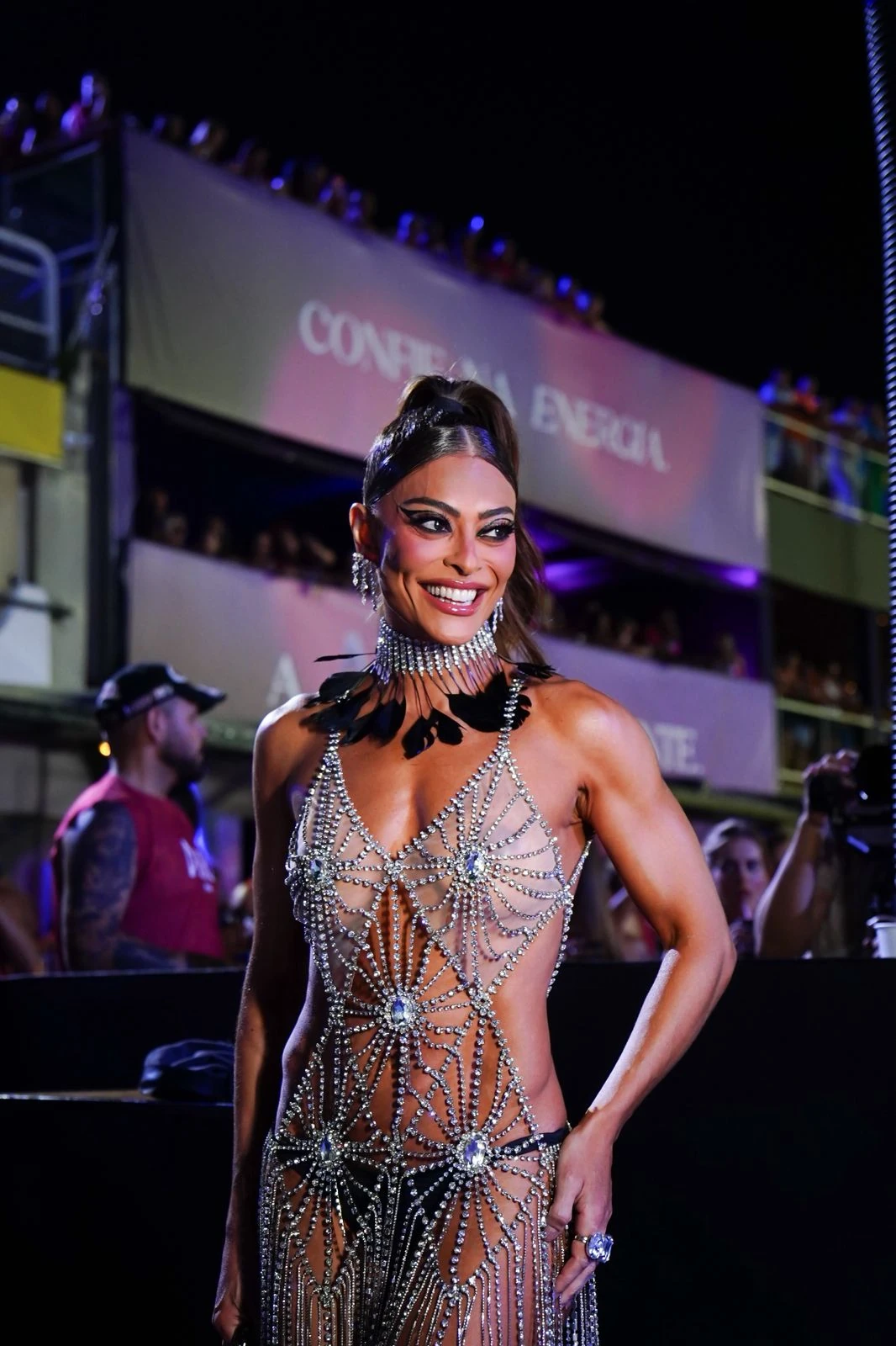 Juliana Paes rouba a cena no novo Camarote Aura antes de desfilar