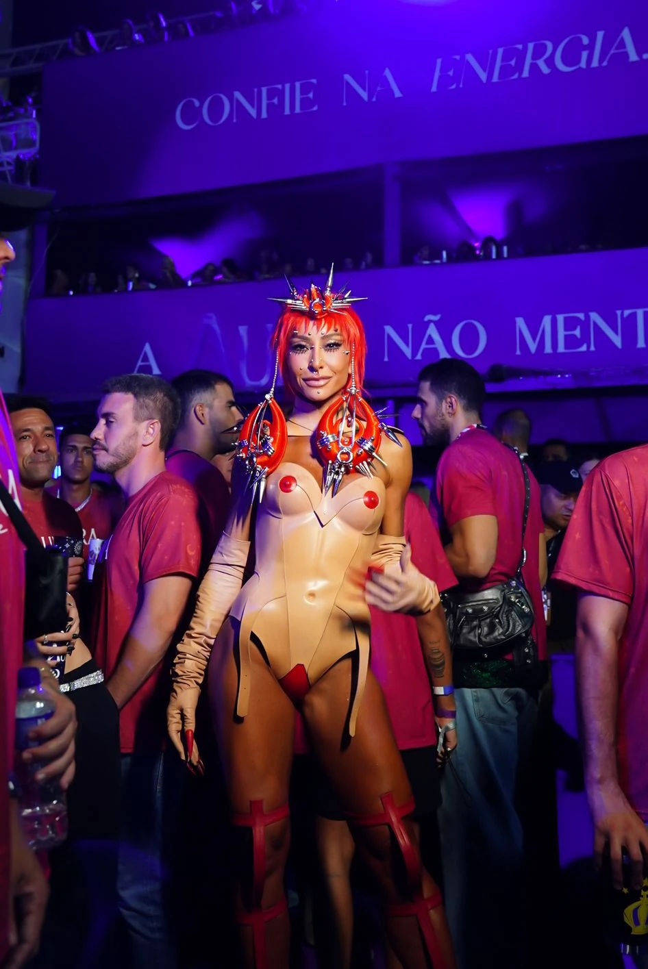 Sabrina Sato rouba a cena com visual futurista no Camarote Aura 2 Sabrina Sato rouba a cena com visual futurista no Camarote Aura