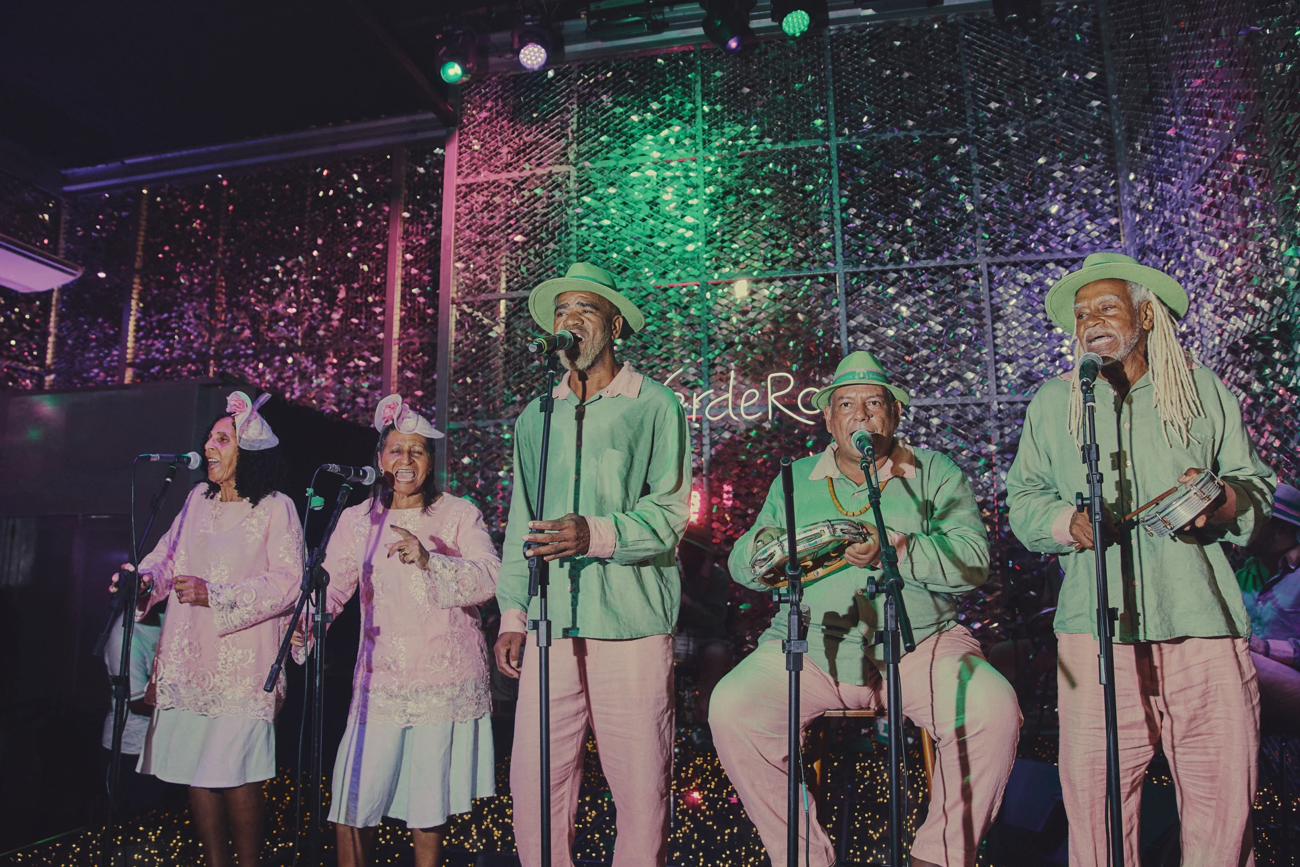 Alcione arrasa no VerdeRosa no Sábado das Campeãs
