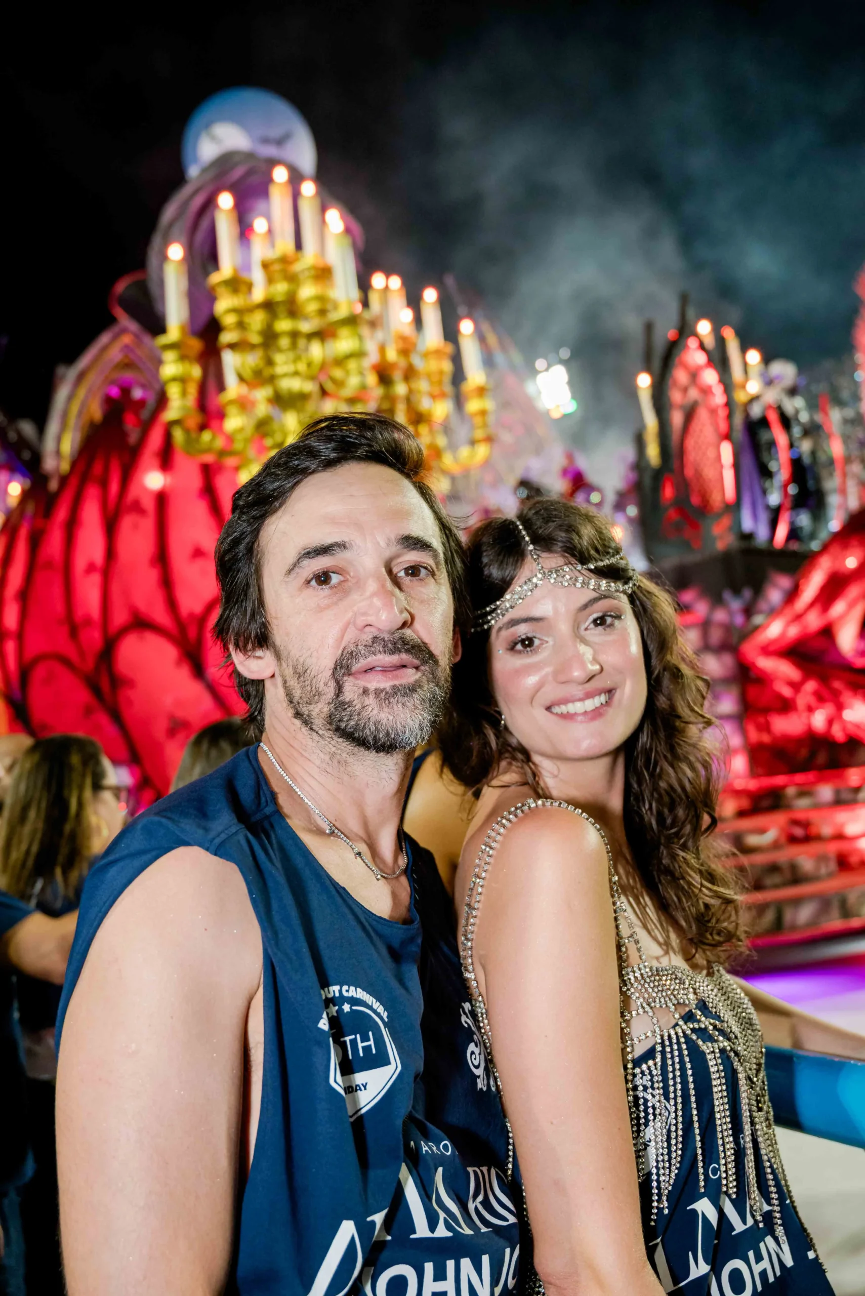 Matt Smith curte Sapucaí ao lado de Sophie Charlotte no Alma Rio 18 Matt Smith curte Sapucaí ao lado de Sophie Charlotte no Alma Rio