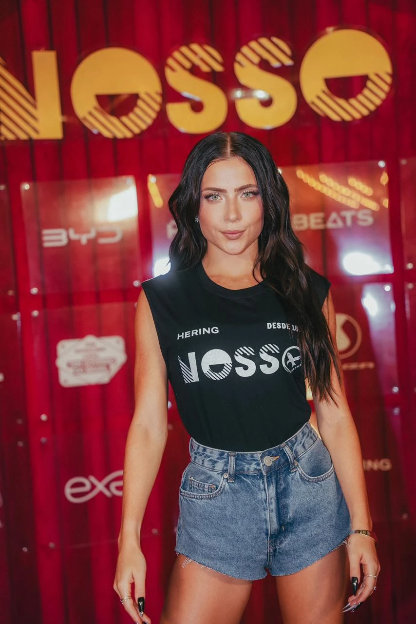 Anitta, Nattan e famosos agitam o NOSSO no Carnaval Rio 2026 5 Anitta, Nattan e famosos agitam o NOSSO no Carnaval Rio 2026