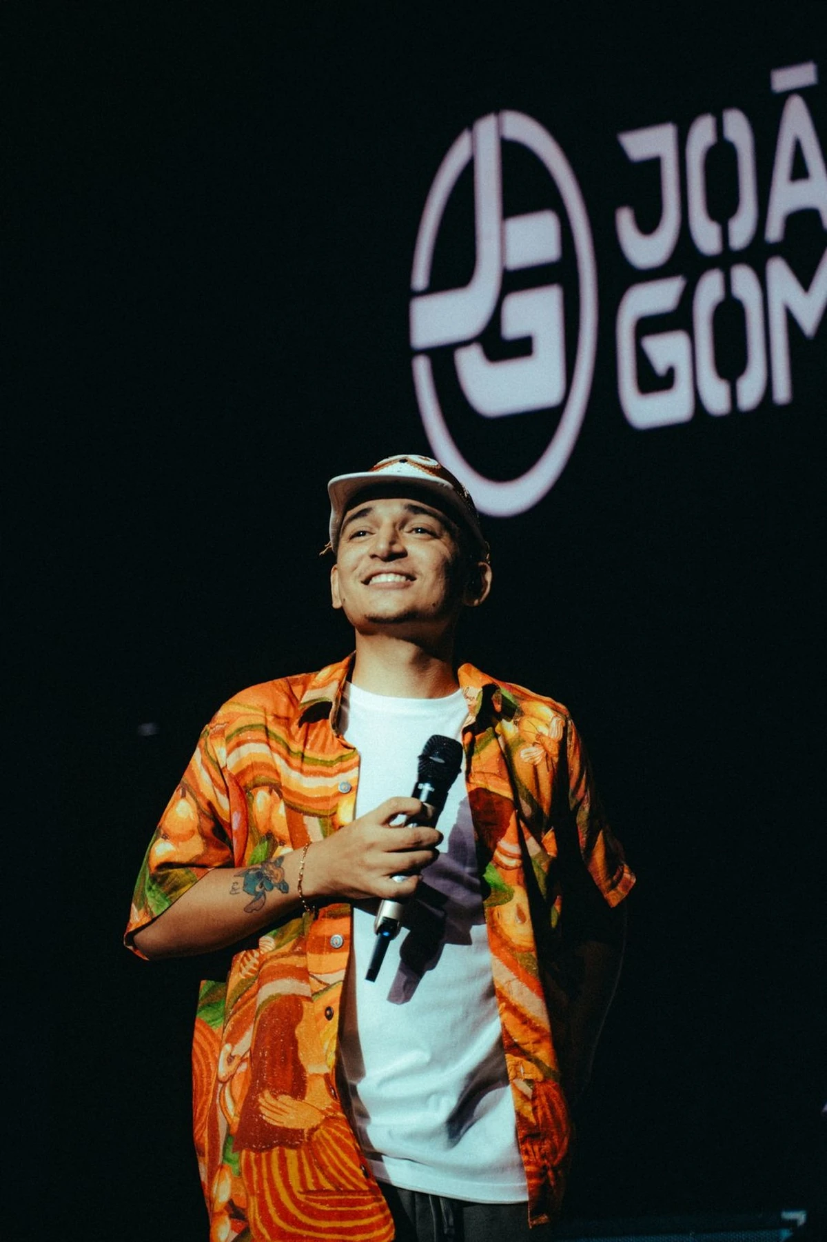 João Gomes incendeia área VIP da Sapucaí com show intimista