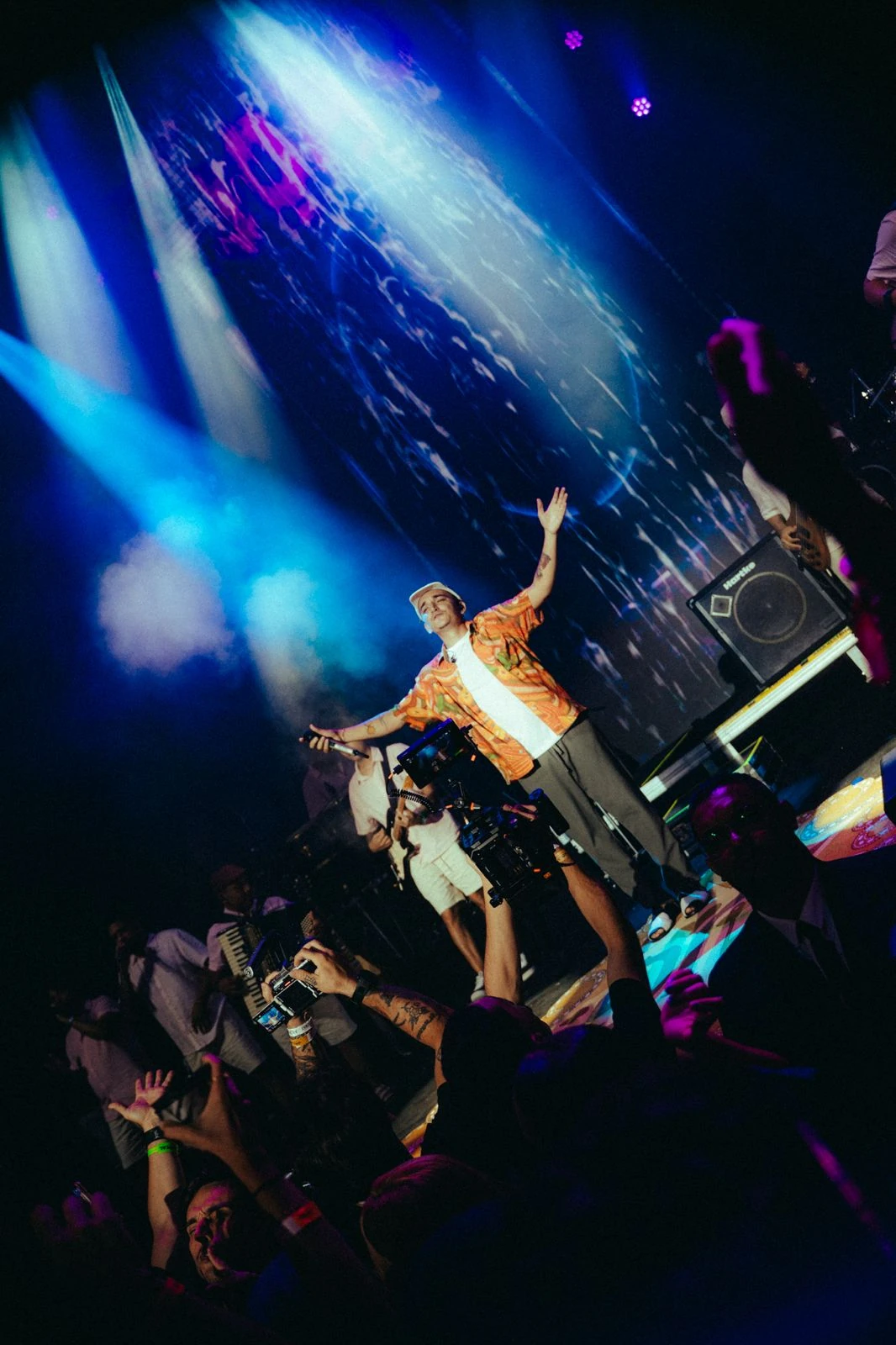 João Gomes incendeia área VIP da Sapucaí com show intimista