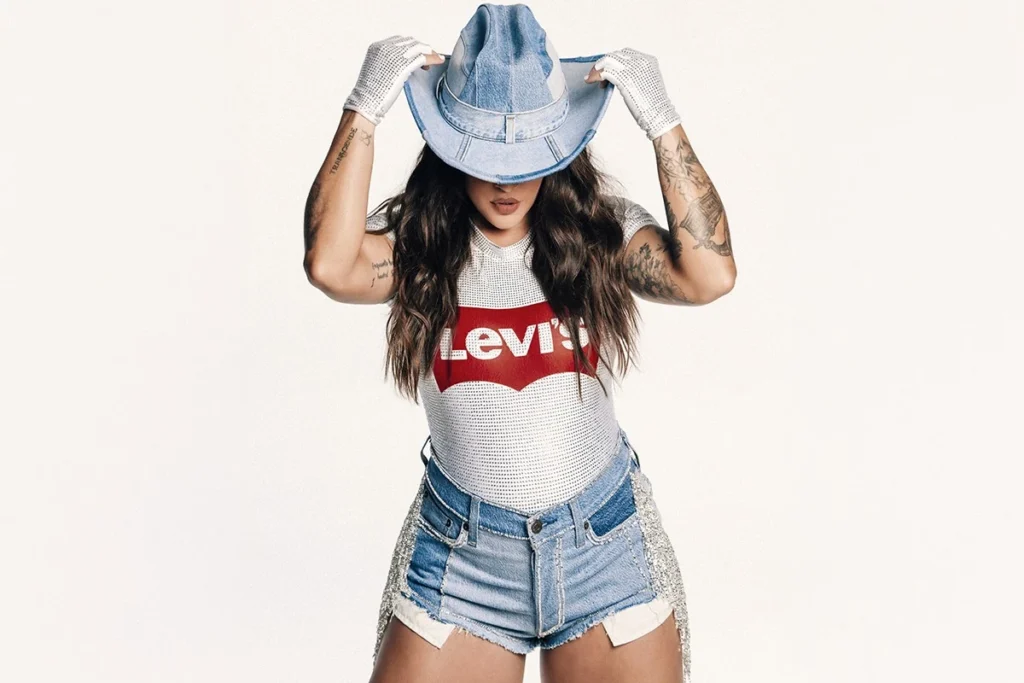 Grávida, Lauana Prado comanda CarnaLau com look total jeans Grávida, Lauana Prado comanda CarnaLau com look total jeans