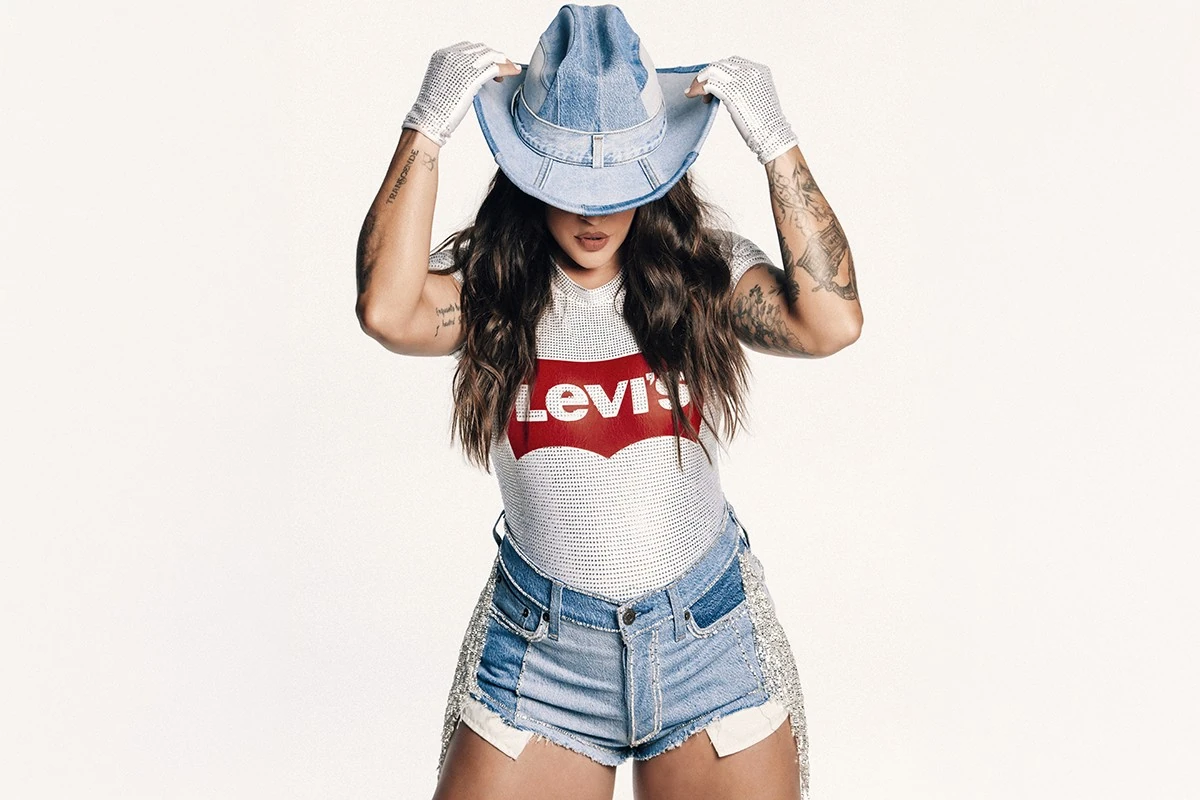 Grávida, Lauana Prado comanda CarnaLau com look total jeans 1 Grávida, Lauana Prado comanda CarnaLau com look total jeans