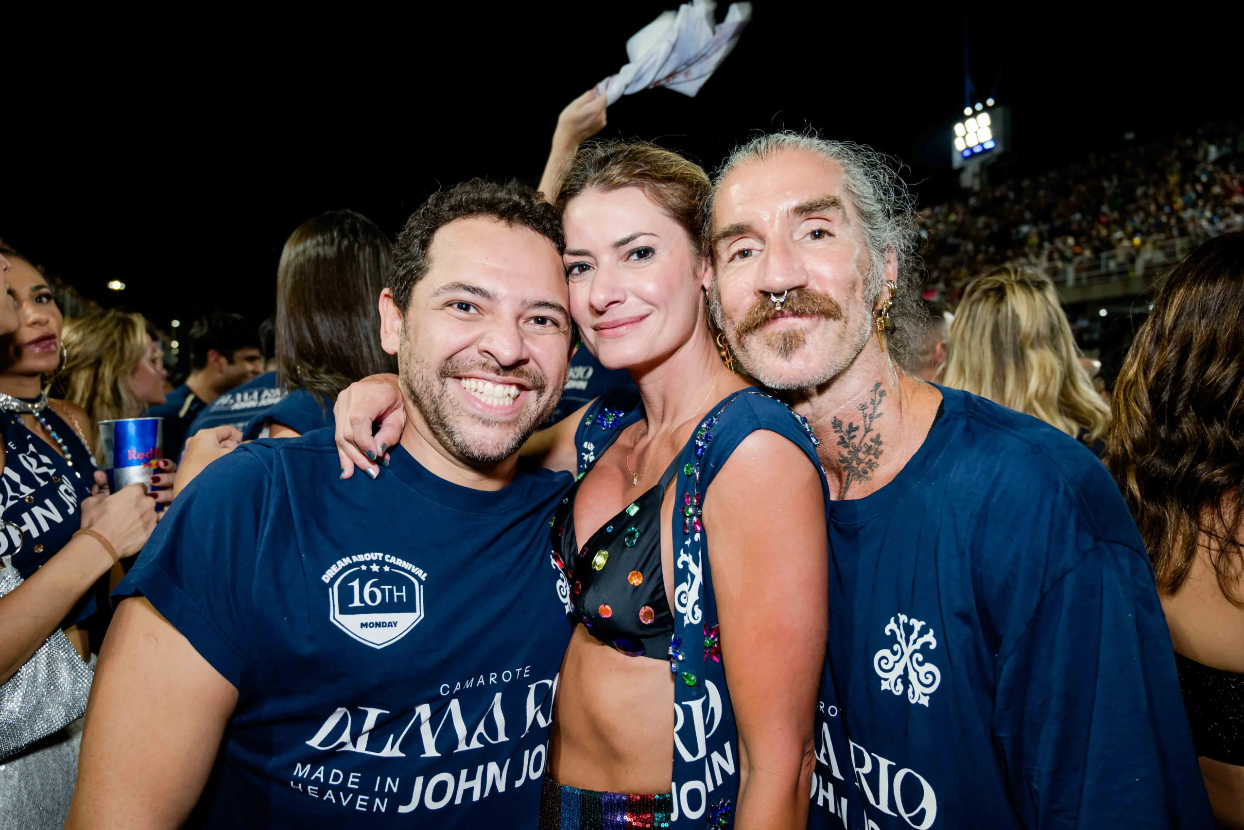 Matt Smith curte Sapucaí ao lado de Sophie Charlotte no Alma Rio 21 Matt Smith curte Sapucaí ao lado de Sophie Charlotte no Alma Rio