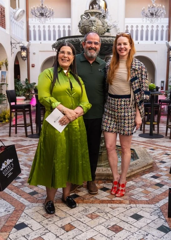 Malu Mesquita lança 'Miami', mostra analógica na ex-mansão Versace