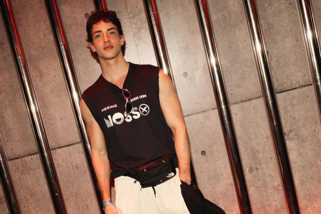 Manu Ríos, de ‘Elite’, assiste desfiles do Carnaval do Rio