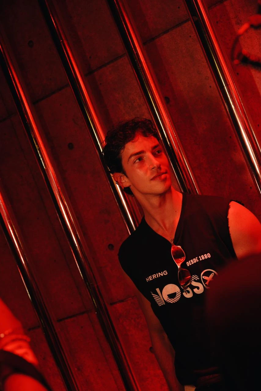 Manu Ríos, de 'Elite', assiste desfiles do Carnaval do Rio