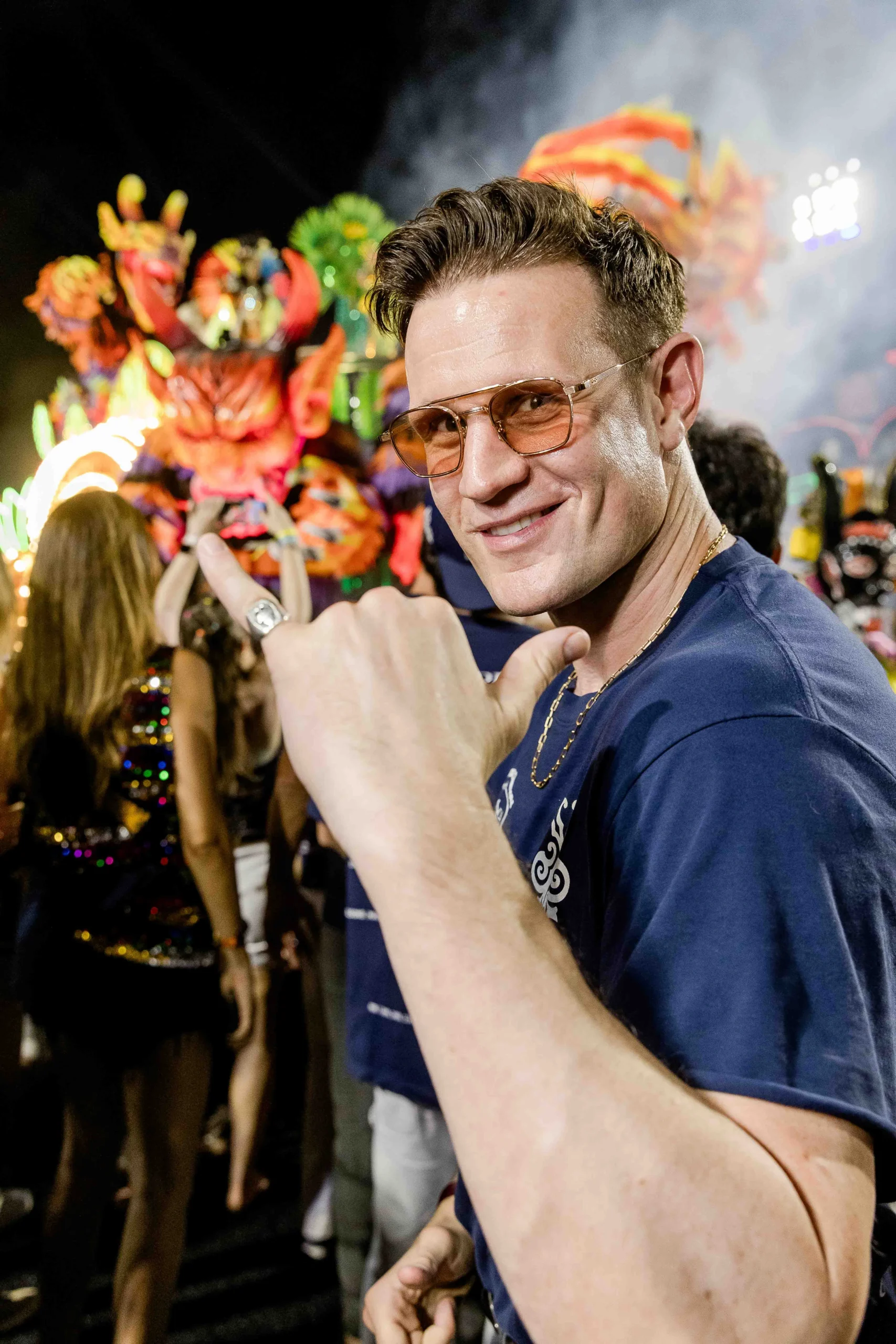 Matt Smith curte Sapucaí ao lado de Sophie Charlotte no Alma Rio 24 Matt Smith curte Sapucaí ao lado de Sophie Charlotte no Alma Rio